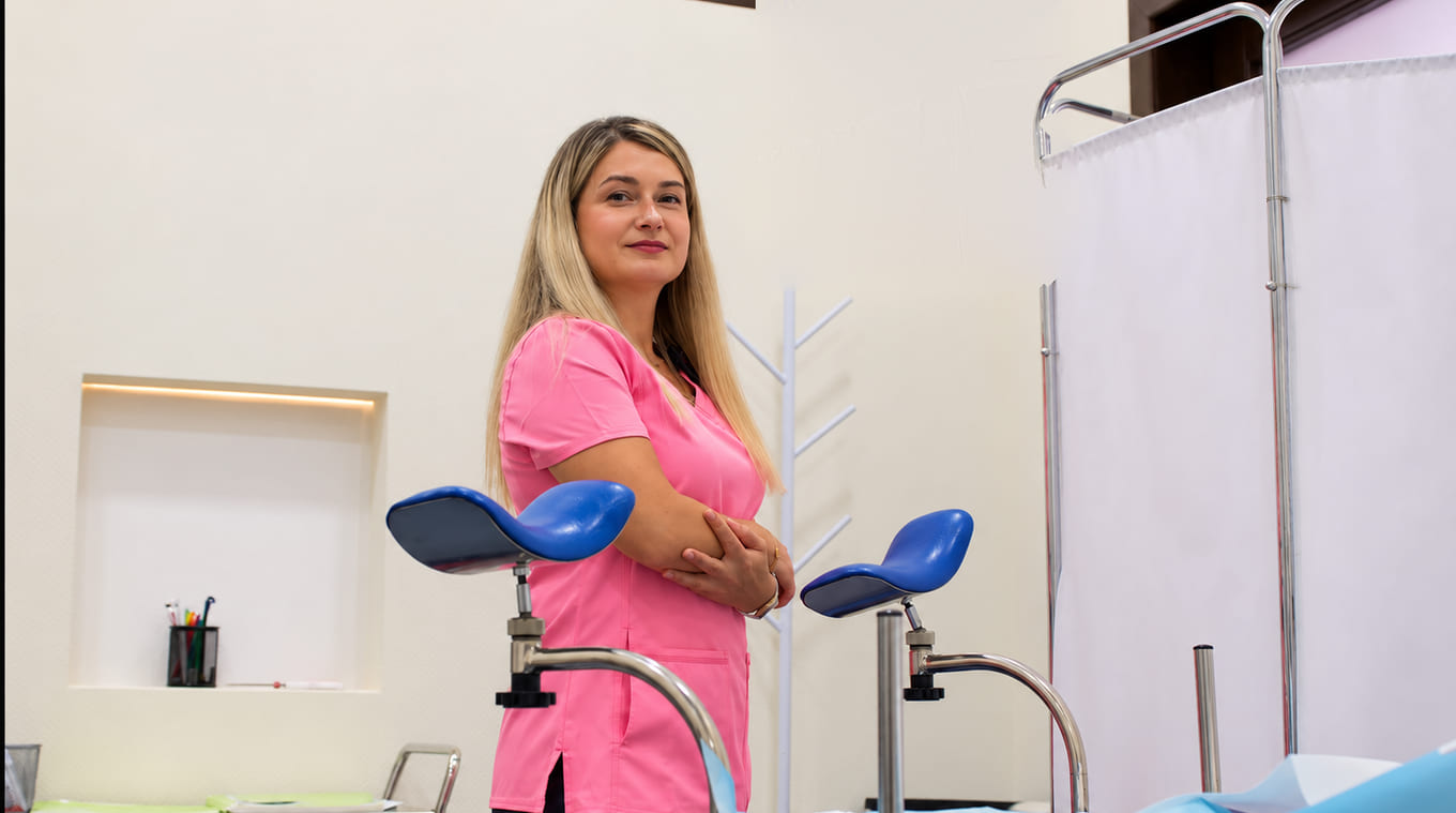 Cabinetul de consultatie AmelyCare, cu masa de examinare